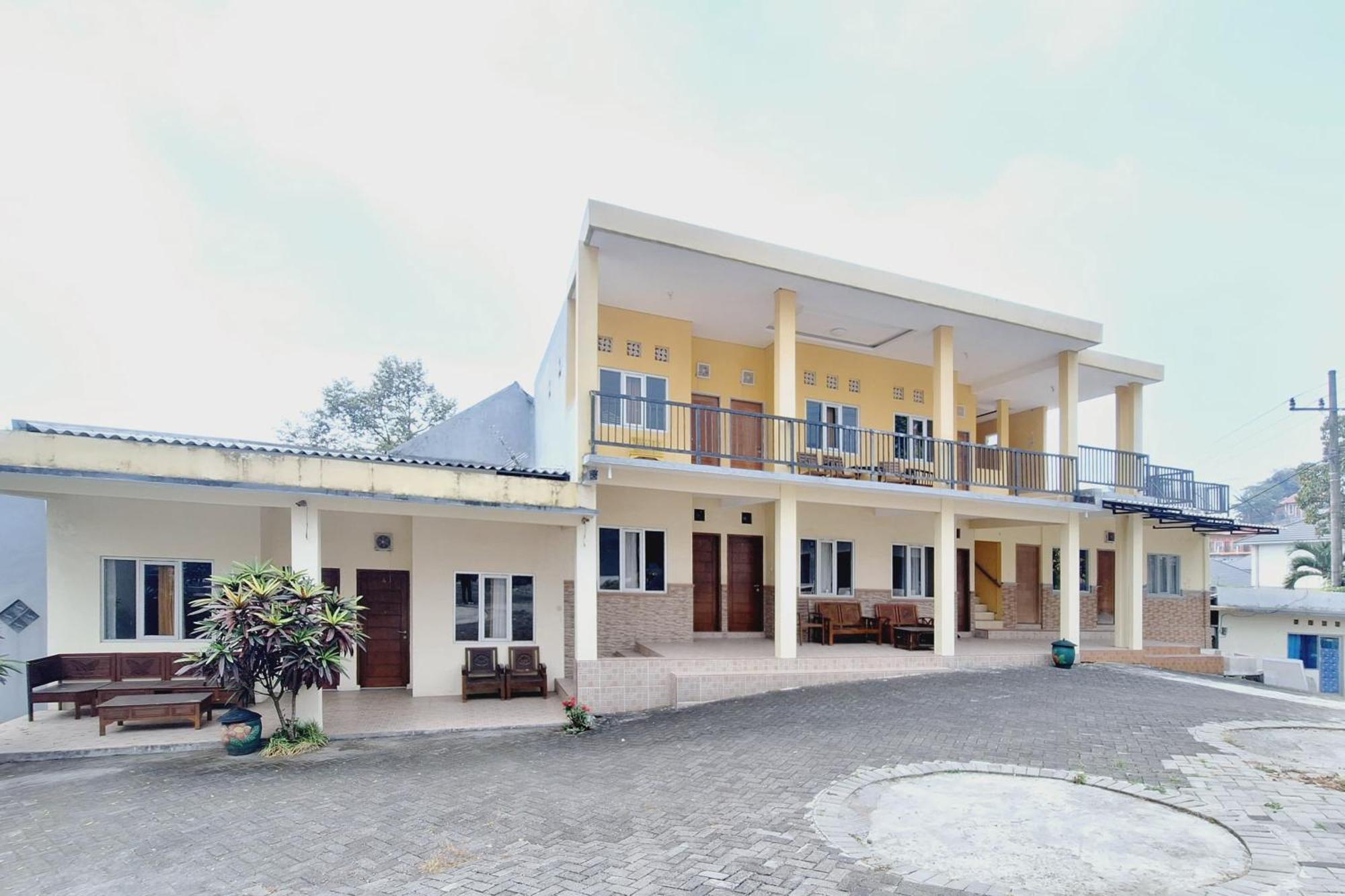 Villa Bukit Bunga Syariah Redpartner Pacet Mojokerto Exterior foto