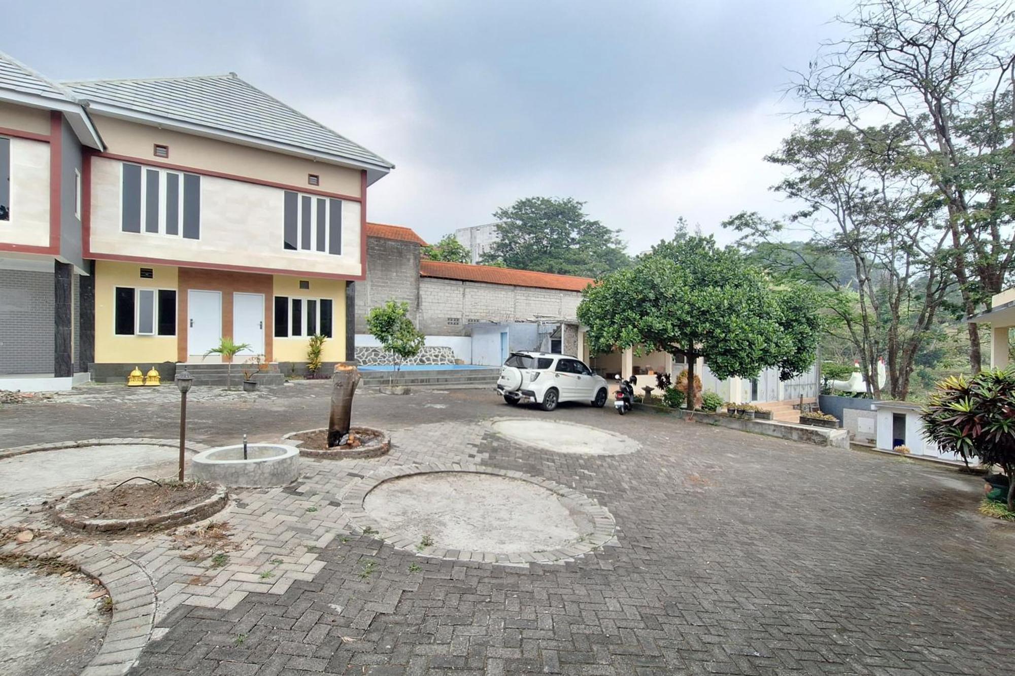 Villa Bukit Bunga Syariah Redpartner Pacet Mojokerto Exterior foto