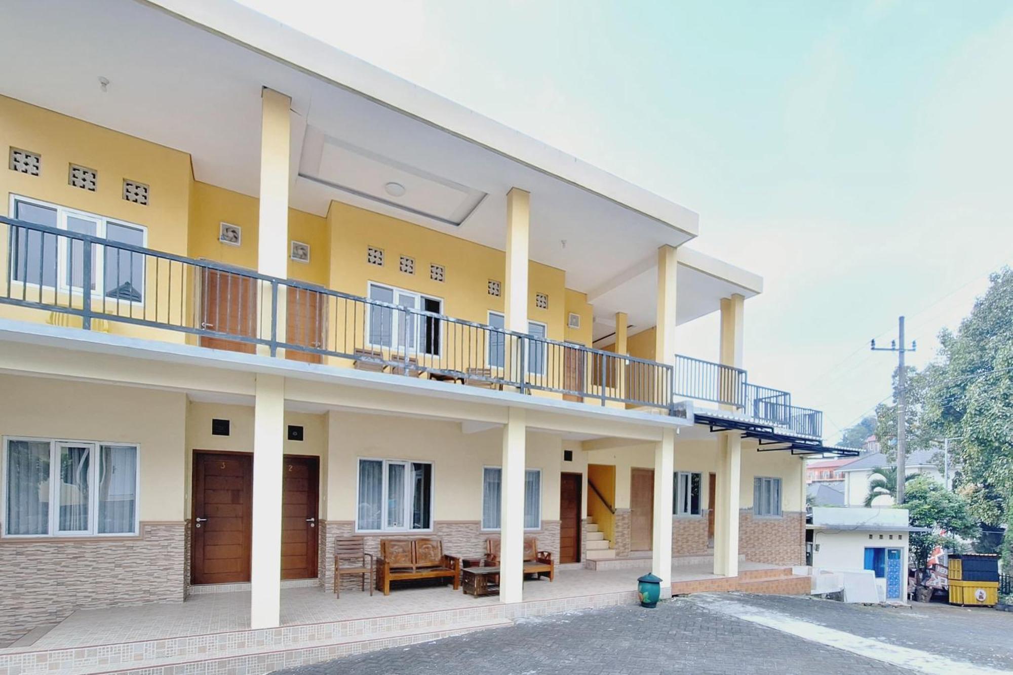 Villa Bukit Bunga Syariah Redpartner Pacet Mojokerto Exterior foto