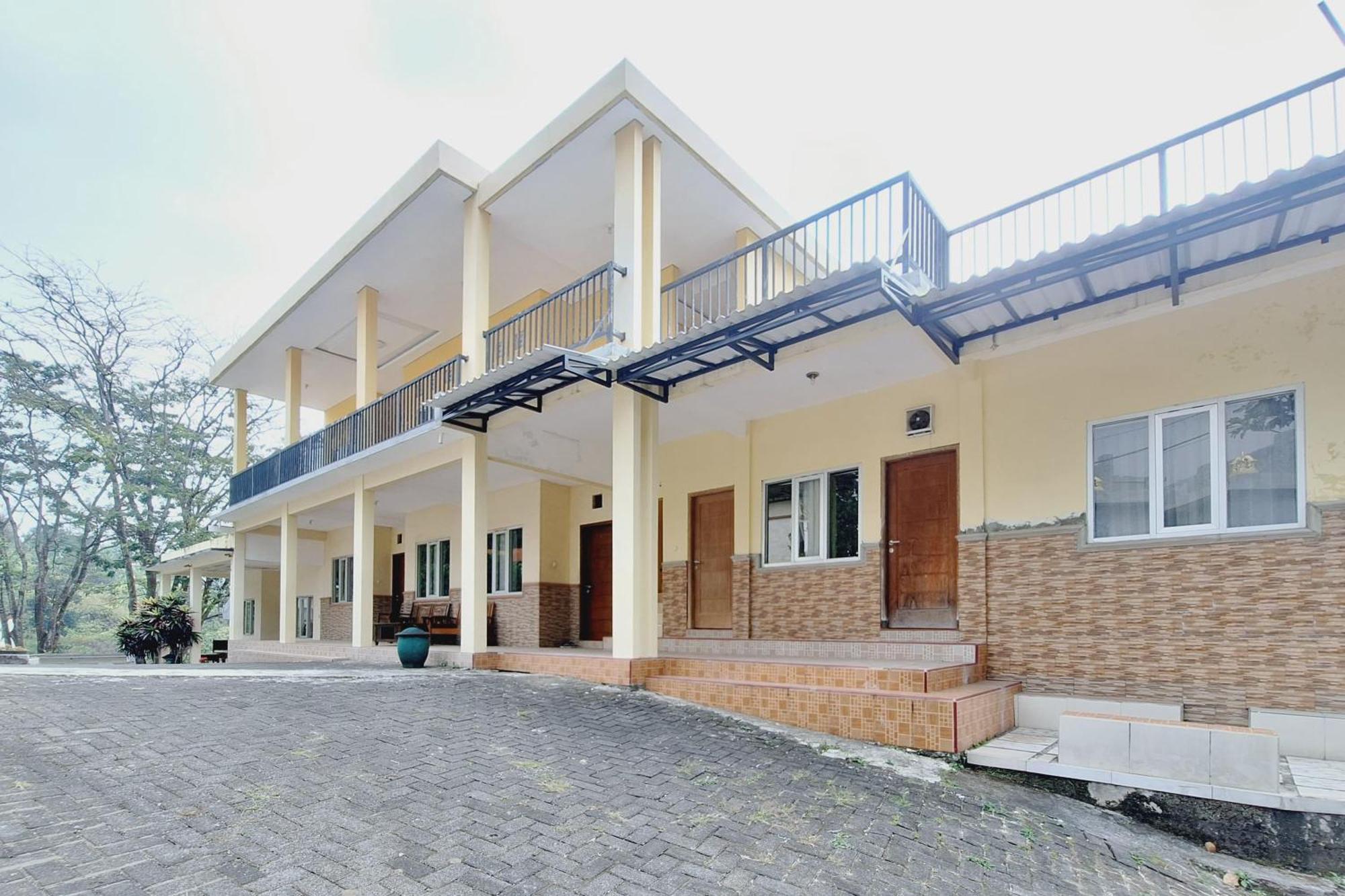 Villa Bukit Bunga Syariah Redpartner Pacet Mojokerto Exterior foto