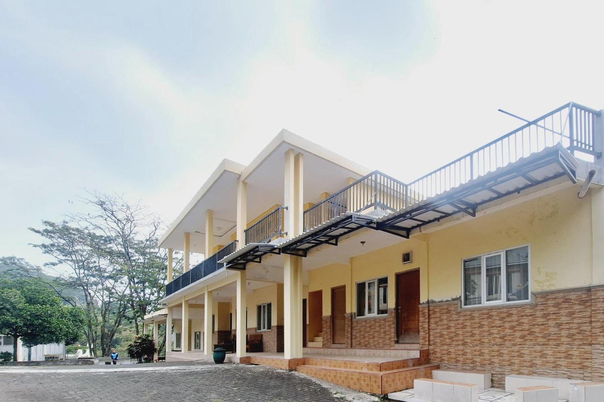 Villa Bukit Bunga Syariah Redpartner Pacet Mojokerto Exterior foto