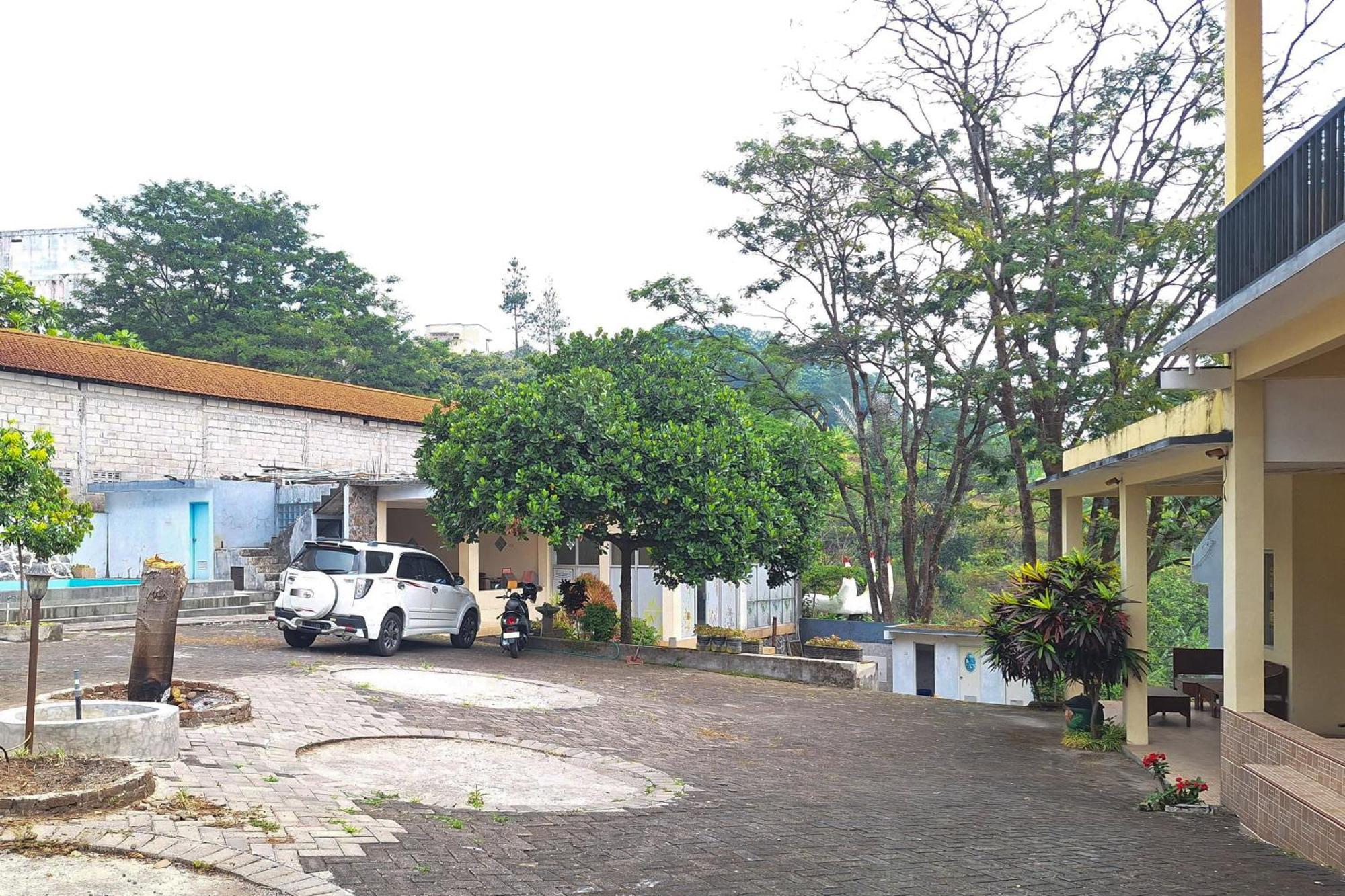 Villa Bukit Bunga Syariah Redpartner Pacet Mojokerto Exterior foto
